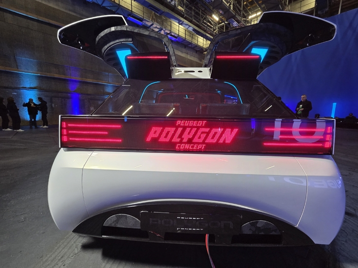 Inutile de rêver : l’accès aux places de la prochaine E-208 se fera via des ouvrants « normaux ».