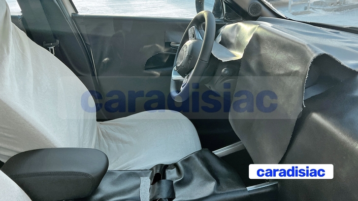 Selon nos chasseurs de scoop, il est inhabituel que l’intérieur d’une voiture restylée soit aussi camouflé. Cela pourrait indiquer qu’il y aura d’importantes modifications en ce qui concerne le mobilier de ce modèle (écrans, sièges, tableau de bord).