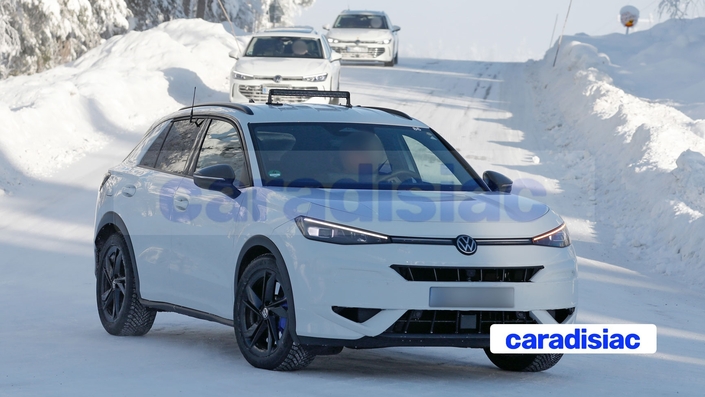 C’est une belle rencontre que celle de nos chasseurs de scoop avec la nouvelle génération du Volkswagen T-Roc R. Un modèle qui dispose d’un moteur quatre cylindres turbo de plus de 300 ch. Afin de limiter le malus, ce moteur devrait adopter un système d’hybridation 48 V.