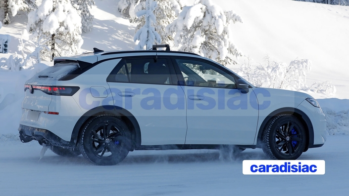 Impossible de passer à côté des doubles sorties d’échappement ni des étriers de frein bleus qui équiperont la version qui coiffera la gamme du nouveau T-Roc. Un modèle d’exception qui devrait arriver sur le marché européen en 2027.