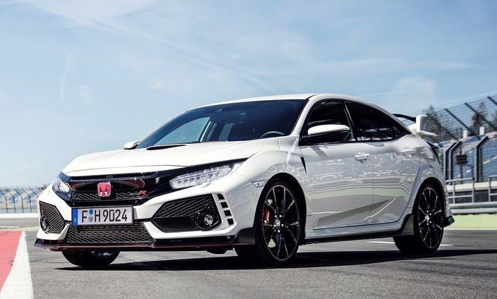 Codée FK8, la Honda Civic Type R 5e du nom (sachant que la première n'a pas été importée) conserve un look façon Goldorak. On aime ou on déteste, mais ça annonce la couleur !