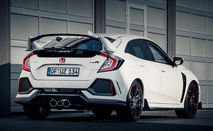 Evidemment, l'aileron pelle à tarte fait kéké, mais les accessoires aéros de la Civic Type R FK8 ont été dûment testés en soufflerie pour générer de l'appui et favoriser le refroidissement des organes vitaux.