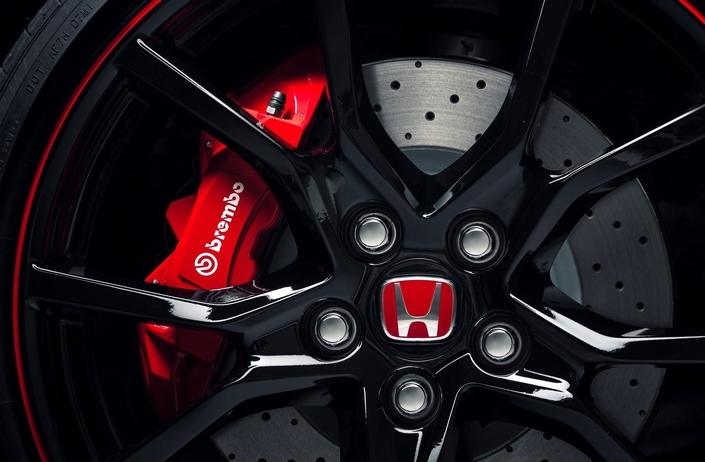 De gros freins percés et ventilés signés Brembo se chargent de stopper la Type R FK8. Les pièces détachées ne sont pas trop chères.