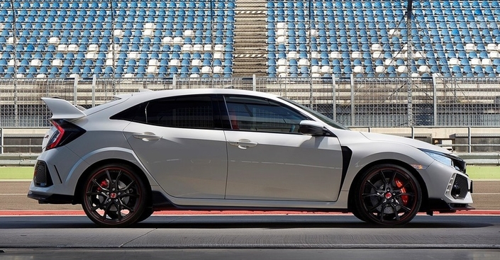 Etablie sur une nouvelle plate-forme, la Honda Civic Type R FK8 étire son empattement de 11 cm face à sa devancière et accroit sa rigidité en torsion, mais sans s'alourdir. Bien joué.