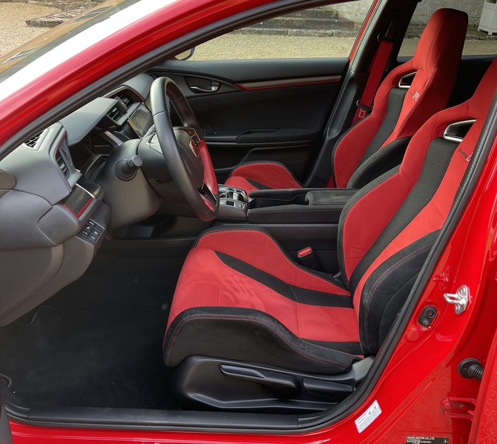 Les baquets de la Civic Type R FK8 assurent un maintien d'airain, mais on y est bien. Sur cet exemplaire de 2018, la conduite autonome fonctionnait sans limite de temps...