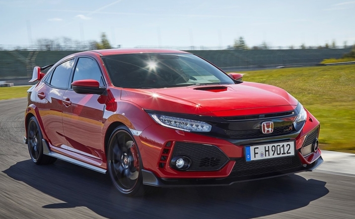 Grosses performances, efficacité maximale, sensations sportives palpables : la Honda Civic Type R FK8, ici en 2017 tient la dragée haute à ses rivales.