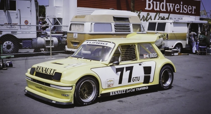 La R5 Turbo a été engagée en compétition aux USA aussi, dans la série IMSA GT, catégorie GTU en 1981. Elle marchait fort mais manquait de fiabilité et sa fin fut funeste.