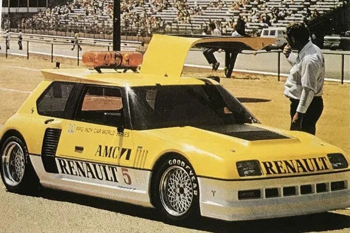 Ligne lissée et portes-papillons, le pace-car sur base R5 Turbo réalisé en 1982 avec PPG a une allure sensationnelle.