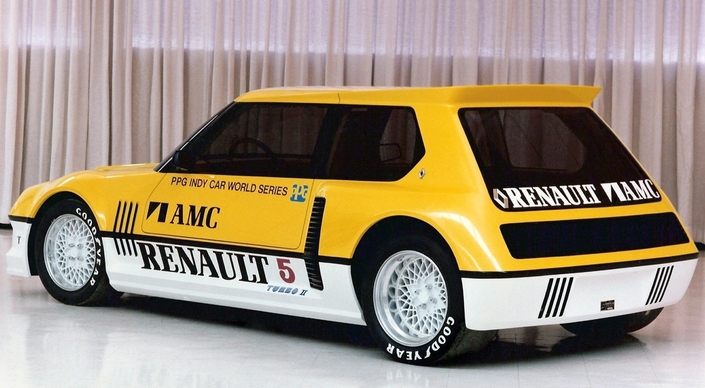 La R5 Turbo Pace Car a été dessinée par Dick Teague, le patron du design d'AMC, propiété de Renault au début des années 80.