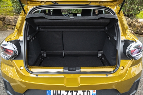 La bonbonne de GPL est placée sous le plancher de coffre. Le volume de 328 litres est préservé.