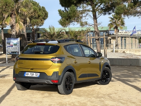 Un bandeau noir apparaît sur le hayon.