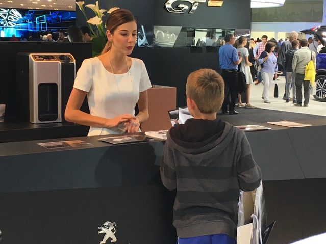 Chez Peugeot, Thomas récoltera juste quelques photos cartonnées grand format. C'est toujours mieux que chez Audi, Citroën ou Volkswagen, qui ne font aucun cadeau.