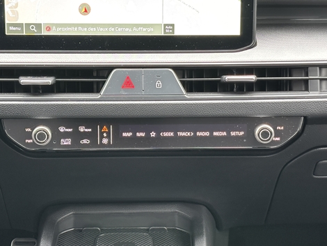 Cette réglette numérique gère à la fois la climatisation, la navigation et la radio.