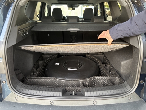 Le réservoir GPL se trouve sous le plancher du coffre.