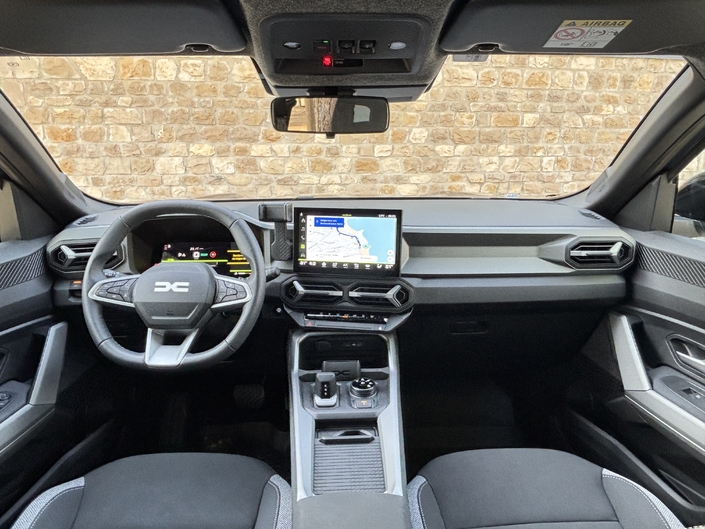 La planche de bord est proche de celle du Duster avec quelques équipements supplémentaires.