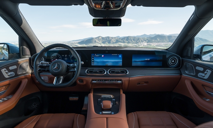 Intègrant jusqu'à trois écrans, la nouvelle planche de bord efface les rides du GLE, de même que cette élégante sellerie cuir étendue aux surpiqûres très travaillées, bien visibles sur la photo du dossier.