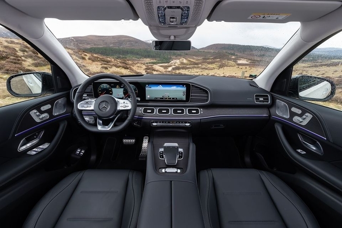 Sur cette photo : la planche de bord de l'ancien modèle, raffinée et déjà dotée de deux écrans.