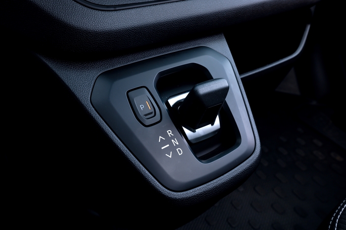 Une commande de boîte bien placée et intuitive.