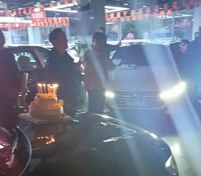 L’Arteon devant son gateau d’anniversaire de stock.