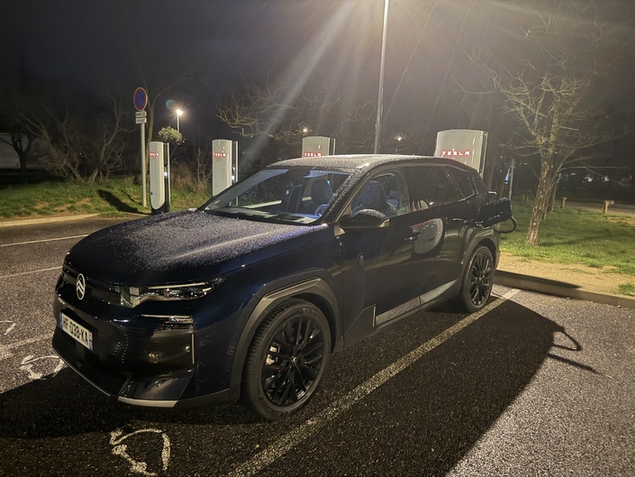 Rechargé ici sur une borne Tesla (nous l’avons également testé sur des bornes Ionity et TotalEnergies), le ë-C5 Aircross à grosses batteries ACC n’est pas particulièrement rapide sur cet exercice.