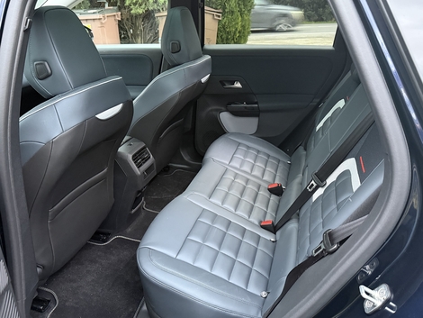 Les places arrière sont vraiment spacieuses. Et il y a auss un grand coffre de 651 litres (565 en norme VDA). L’habitabilité du ë-C5 Aircross est à la pointe.