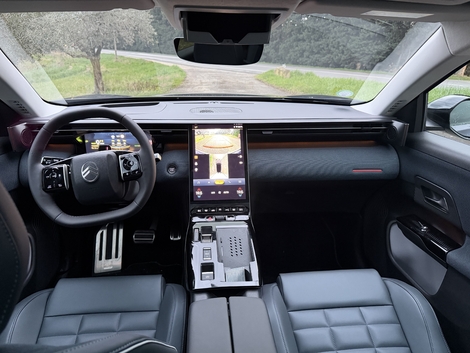 La présentation est moderne, même si Citroën assume une finition plus basique sur certains habillages par rapport à ses concurrents généralistes.