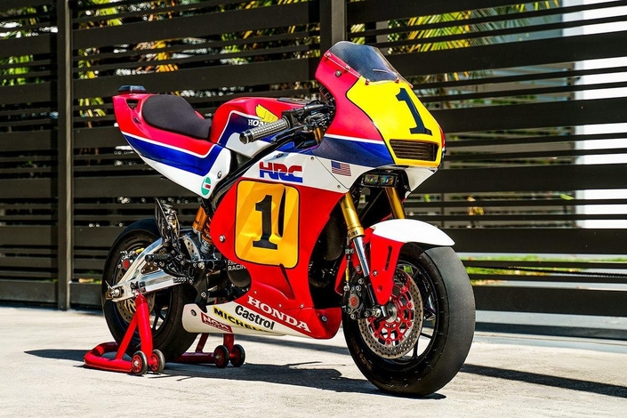 Moteur Yamaha deux-temps et look de MotoGP, cette Honda Grom se veut radicale !