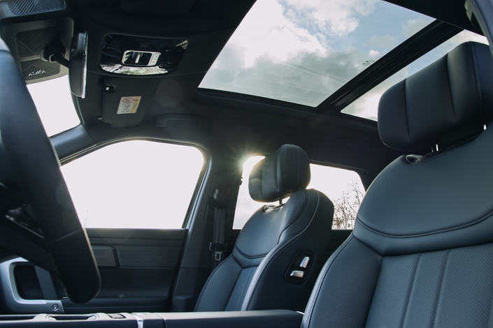 Le toit panoramique en verre et les sièges en cuir font partie des nombreux équipements de série.