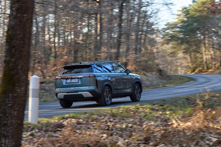 Le Jaecoo 7 n'est pas aussi agile et vif qu'un Austral mais son comportement routier est sans mauvais surprise. Il offre un bon niveau de confort.