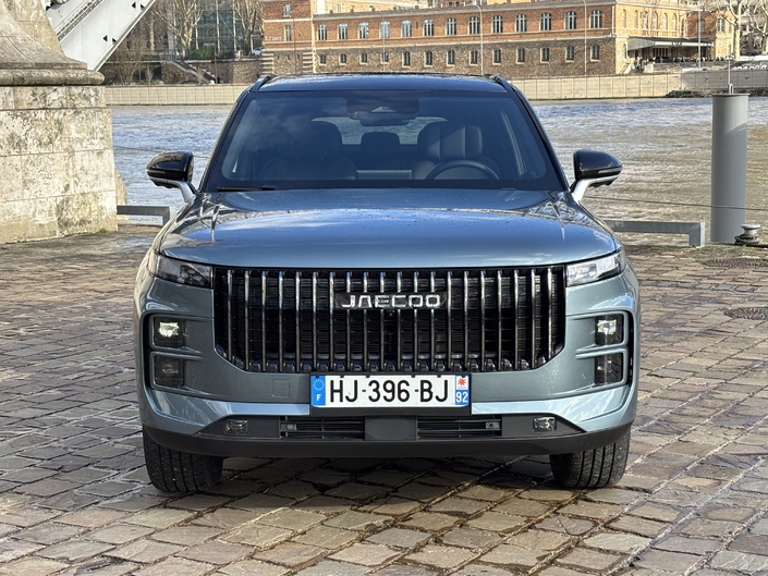 Cette version haut de gamme équipée d'une motorisation hybride rechargeable de 279 ch offre environ 100 km d'autonomie en électrique, un très fort contenu technologique et une garantie de 7 ans. Elle est facturée 37 990 €.