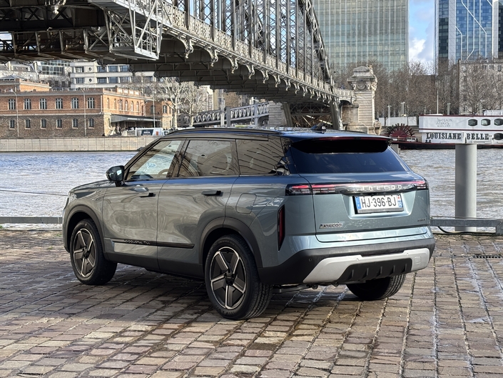 S'il ressemble à un Land Rover, ce n'est pas un hasard. L'équipe de design de Chery travaille avec la firme britannique pour le développement de SUV en Chine.