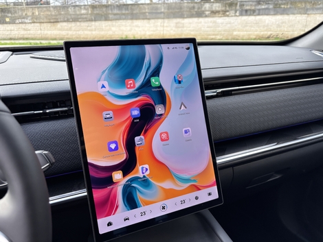 Cet écran ultra HD fonctionne particulièrement bien. En revanche s'y retrouver dans les (très) nombreux menus réclame un temps d'adaptation.