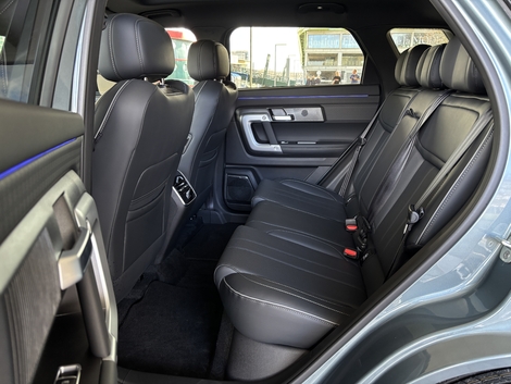 Deux adultes de bonne taille seront à l'aise à l'arrière.