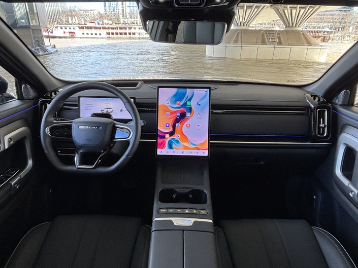 Quelques inserts en plastique ternissent le tableau mais dans l'ensemble l'habitacle du Jaecoo 7 est valorisant. En revanche, l'absence de poignée, côté conducteur, s'avère pénalisante au quotidien. 