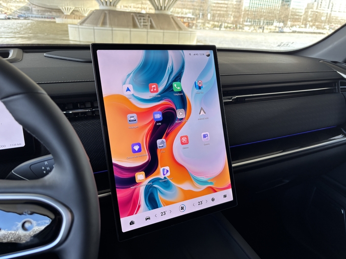 Les aides à la conduite sont très agaçantes et les désactiver peut vite devenir un casse tête. Une habitude à prendre tout comme boucler sa ceinture avant de rouler, sinon la voiture se met en sécurité.