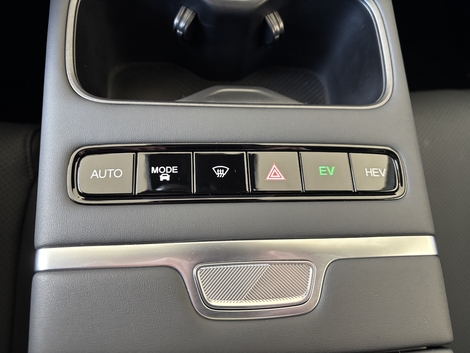 Plusieurs modes de conduite sont disponibles. En fonction des besoins. Vous pouvez conserver une charge de batterie pour entrer dans une ZFE par exemple.