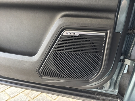 La sono Sony avec 8HP est puissante et offre un rendu correct.