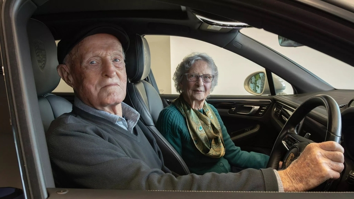 À plus de 90 ans, ce couple fan de Porsche craque pour un Macan