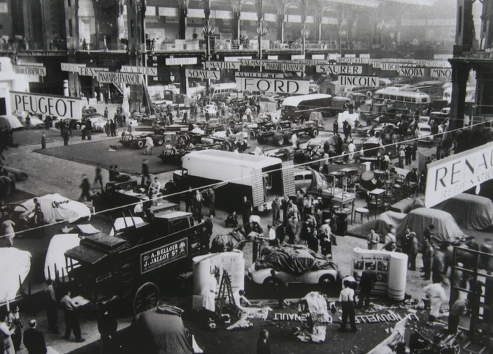 Présentation de la 4 CV au Salon de l’Automobile au Grand Palais en 1946.