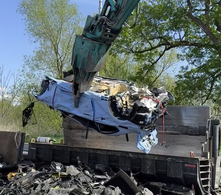 À cet instant, il est encore possible de reconnaître la forme de la BMW M2.