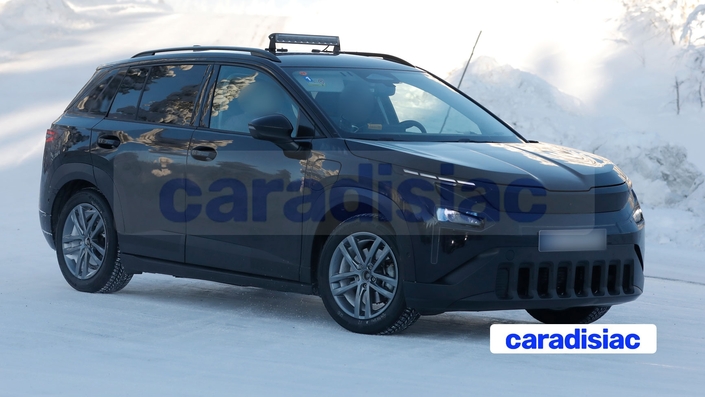 Peinture noire sur fond blanc, voilà tel que se présente le prototype du SUV citadin Skoda Epiq qui va devenir le rival de la Renault 4 E-Tech. Ce modèle pourra bénéficier de projecteurs matriciels à LED, d’un toit panoramique, tandis qu’à son bord on trouvera un combiné d’instrumentation numérique de 5,3 pouces et un écran central de 13 pouces.