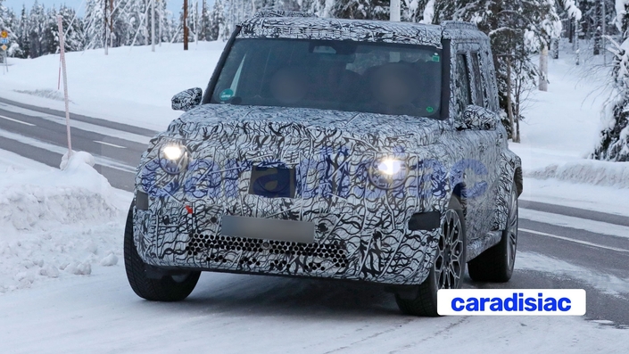 On ne sait pas encore son nom définitif, mais celui que l’on appelle Mercedes « Mini G » a bien du mal à cacher sa filiation avec le Mercedes Classe G son aîné. Ce qui frappe sur ces photos c’est la hauteur « réduite » de ce modèle, surtout par rapport à celle du grand Classe G (1,97 m). Cela donne un aspect plus menu au « Mini G ».