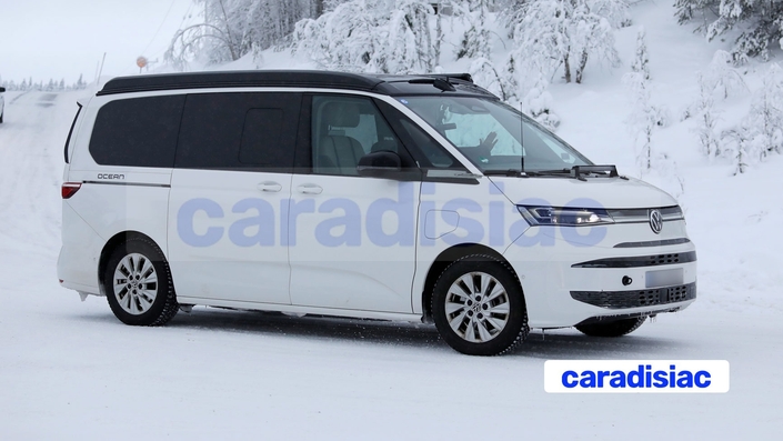 Le Volkswagen Multivan va être restylé et cela ne se voit pas trop encore, car chez Volkswagen on cultive l’art du camouflage. Mais en y regardant de plus près, on s’aperçoit que les projecteurs, la calandre et le bouclier vont être modifiés.