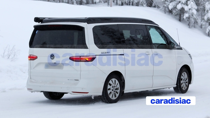 Quand on parle Volkswagen Multivan, il faut parler aussi parler du Volkswagen California qui est un Multivan aménagé façon camping-car. Ainsi ce prototype est un California Ocean, il est équipé d’une motorisation PHEV de 245 ch associée à une transmission intégrale 4Motion (en plus de l’électromoteur intégré à la boîte DGS6, un deuxième moteur électrique entraîne les roues arrière).