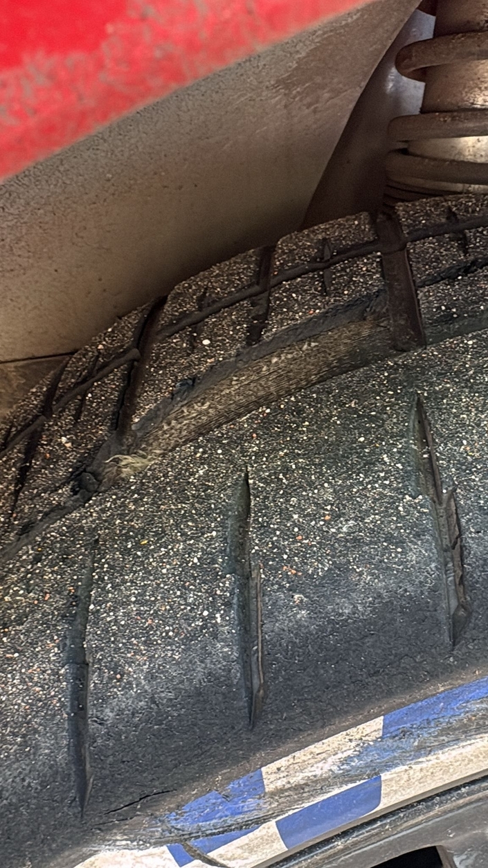 Une image du pneu entaillé par la glissière de sécurité. Image : Facebook/Jordan Berfa.