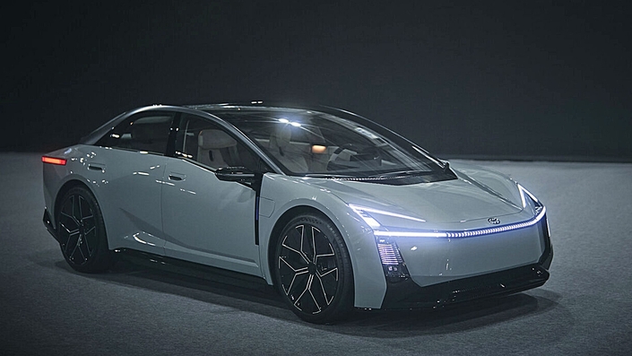 La Toyota Corolla Concept préfigure ce que sera la future Toyota Corolla de 2028. Ce concept-car indique également quelle sera la voie à suivre en matière de design pour les futures berlines et breaks de la marque japonaise. Ainsi la signature lumineuse spécifique devrait se retrouver sur la future Corolla, mais aussi sur la future Yaris. © Toyota