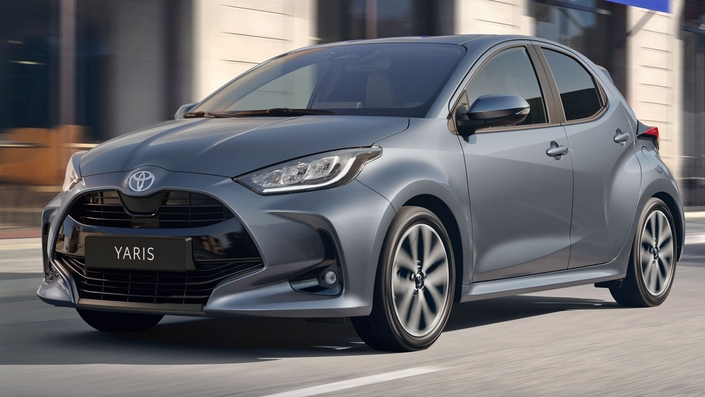 La Toyota Yaris est produite depuis 2001 en France. La quatrième génération est arrivée en 2020 et a bénéficié d’un léger restylage en 2024. À cette occasion, une nouvelle motorisation hybride de 130 ch a pris place sous le capot. Cette Yaris 4 devrait prendre sa retraite dans deux ans pour être remplacée par une nouvelle génération hybride et électrique. © Toyota