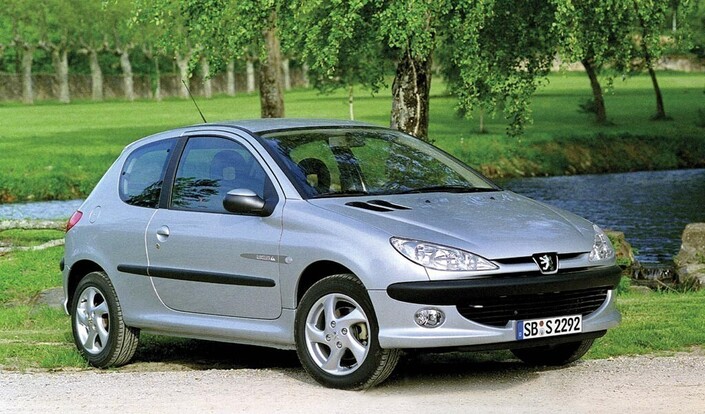 Les feux étirés de la Peugeot 206 feront largement école chez le constructeur sochalien, jusqu'à nos jours !