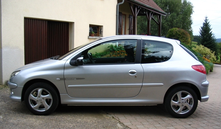 Ligne originale, dynamique et équilibrée à laquelle la Peugeot 206 devra une bonne partie de son succès. Ici en 2001.