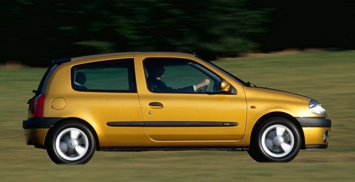 La Renault Clio II joue davantage la verticalité que la 206, ce que la clientèle appréciera moins. Ici en 1999.